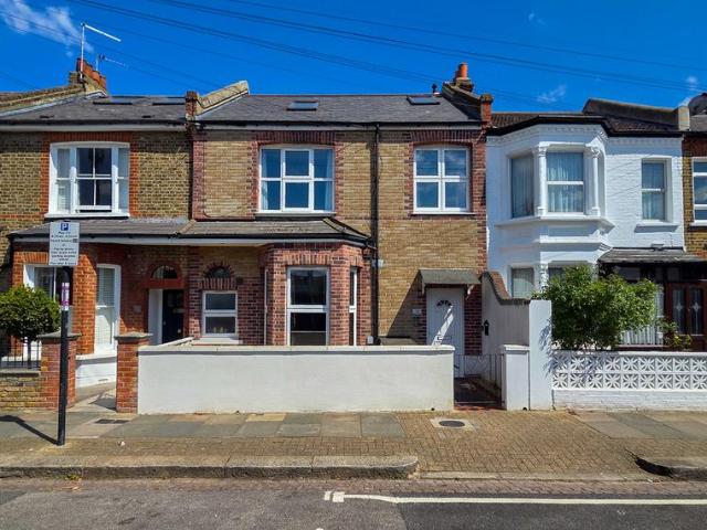 Flat for sale in Furzedown, Greater London