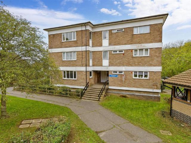 Flat for sale in Lee Chapel, Vange