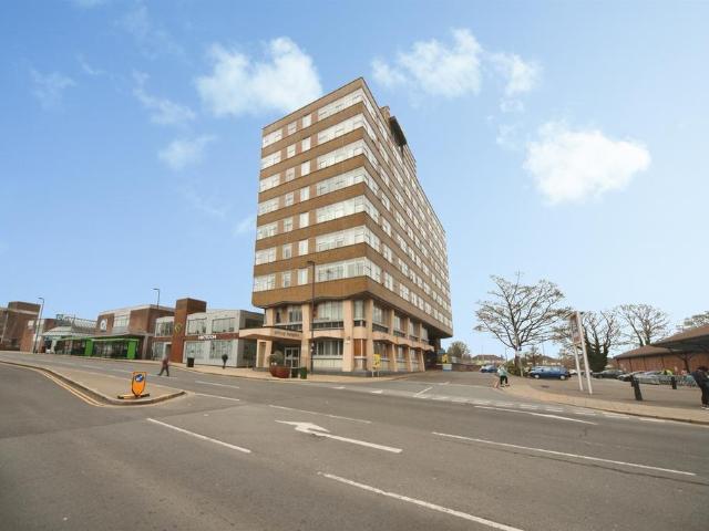Flat for sale in Dunstable, Bedfordshire