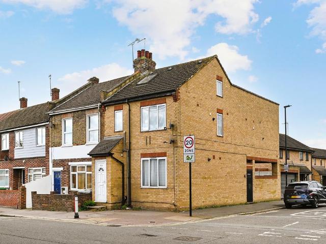 Flat for sale in Canning Town, Greater London