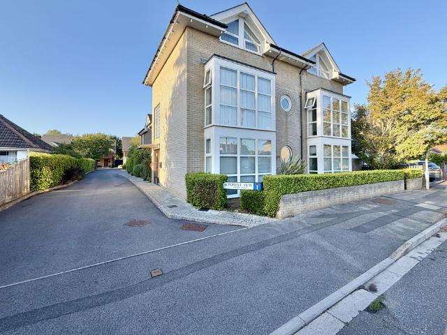 Flat for sale in Highcliffe