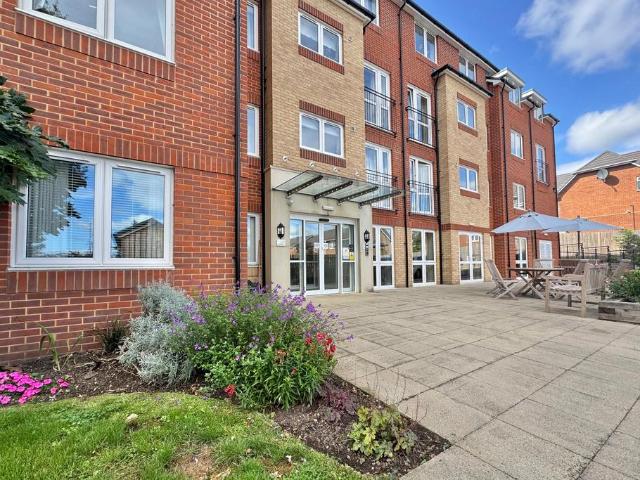 Flat for sale in Park Gate, Fareham