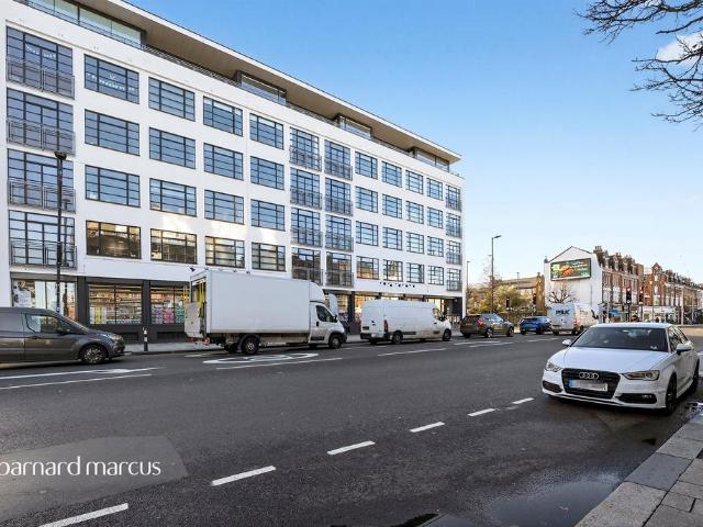 Flat for sale in Clapham Junction, Greater London