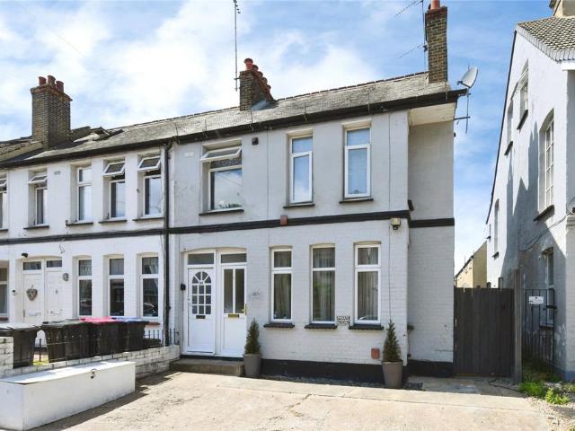 Flat for sale in Alton Barnes, Essex