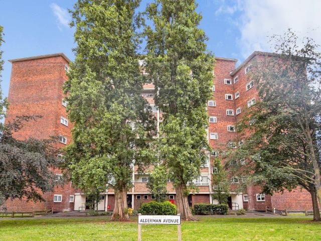 Flat for sale in Thames View, Greater London