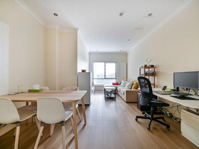 Flat for sale in Strawberry Hill, Greater London