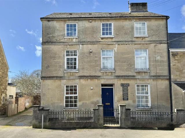 Flat for sale in Chesterton, Fossebridge