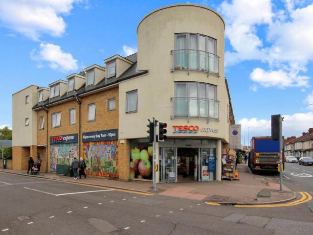 Flat for sale in Holywell Estate, Watford