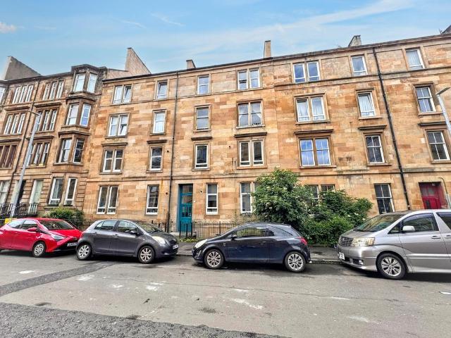 Flat for sale in Crosshill, Scotland