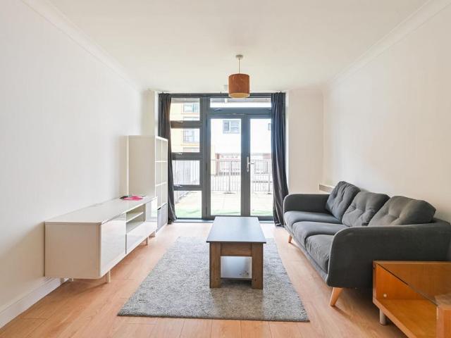 Flat for sale in Bromley-by-Bow, Bow