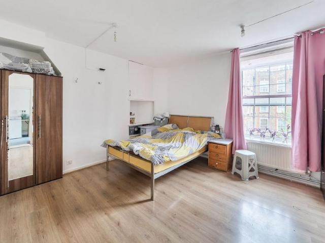 Flat for sale in Camberwell, Greater London