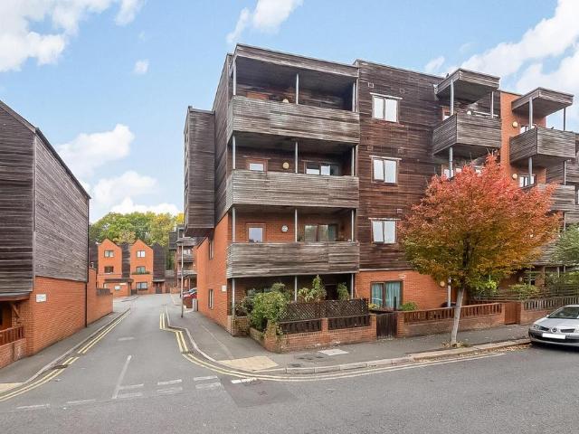 Flat for sale in West Norwood, Greater London