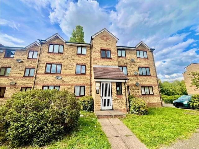 Flat for sale in Fishers Green, Shephall