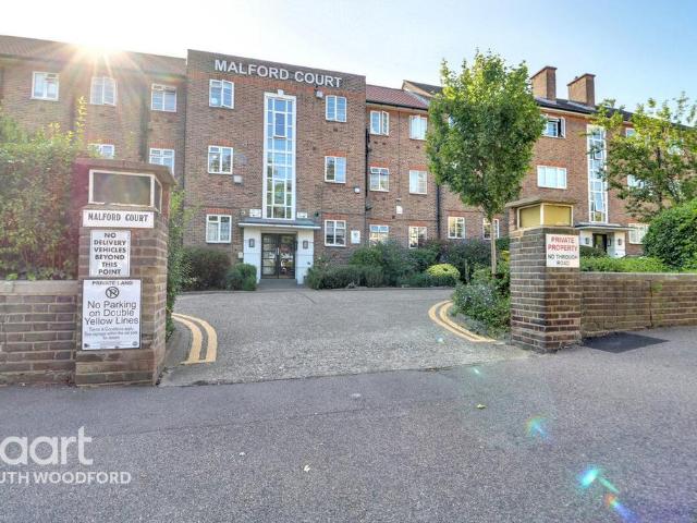 Flat for sale in South Woodford, Greater London
