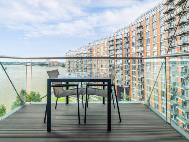 Flat for sale in Greenwich Peninsula, Greater London
