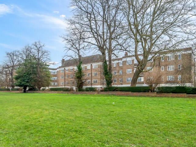 Flat for sale in London Borough of Lewisham, Deptford
