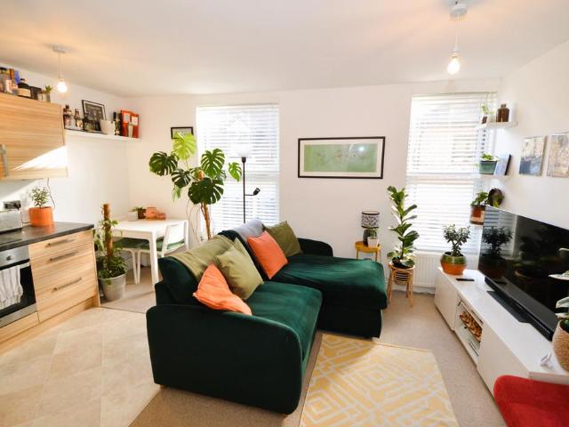 Flat for sale in Heol-las, Surrey