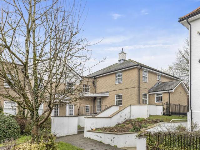 Flat for sale in Duton Hill, Essex