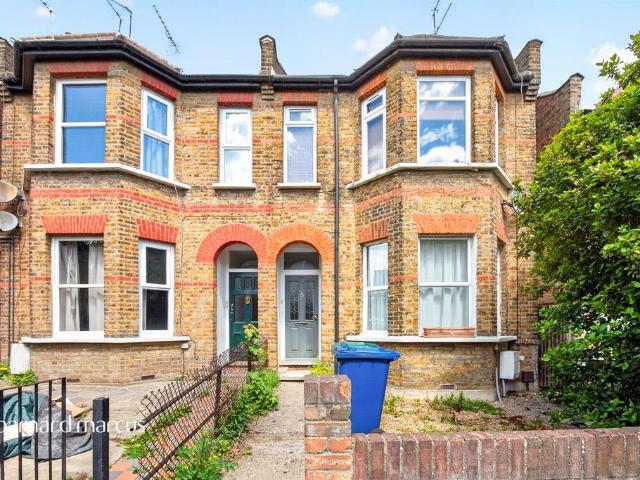 Flat for sale in North Finchley, Greater London
