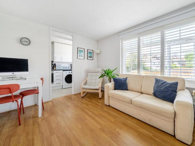 Flat for sale in London Borough of Ealing, Greater London