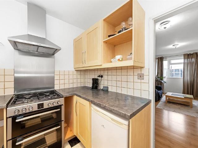 Flat for sale in Balham, Greater London