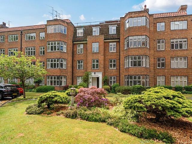 Flat for sale in Roehampton, Greater London