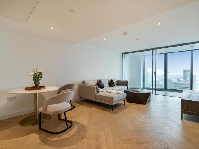 Flat for sale in Canary Wharf, Greater London