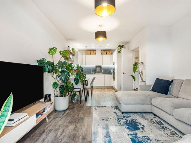 Flat for sale in Upper Walthamstow, Greater London