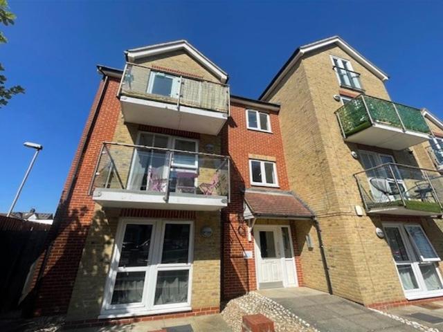 Flat for sale in Alton Barnes, Essex