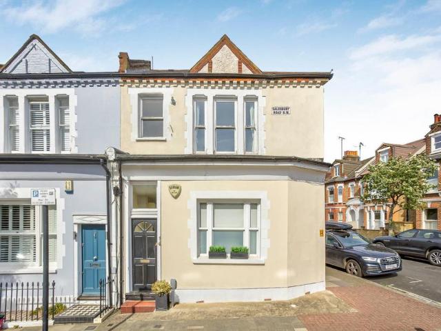 Flat for sale in Earlsfield, Greater London