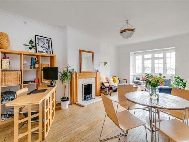 Flat for sale in Mortlake, Greater London