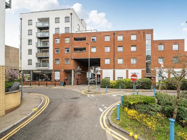 Flat for sale in North Watford, Hertfordshire