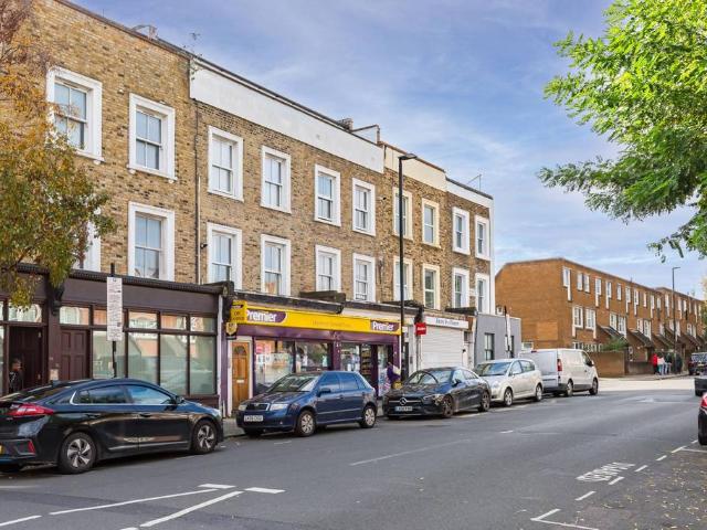 Flat for sale in London Borough of Islington, Greater London