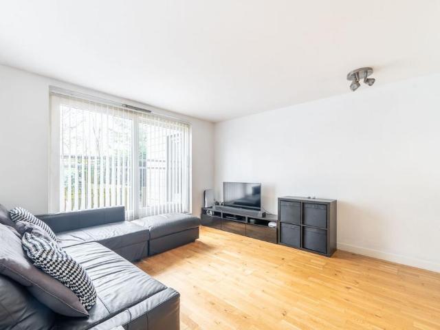 Flat for sale in London Borough of Ealing, Greater London