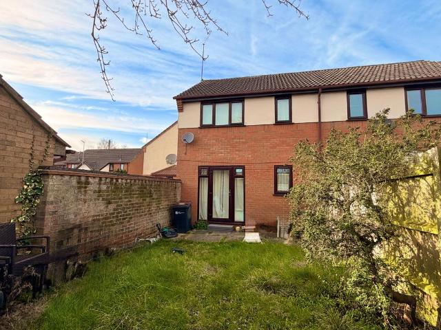Flat for sale in East Hunsbury, Northamptonshire