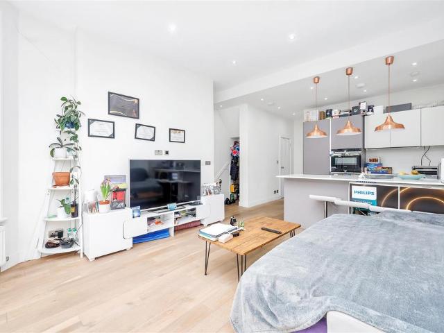 Flat for sale in Kilburn, Greater London