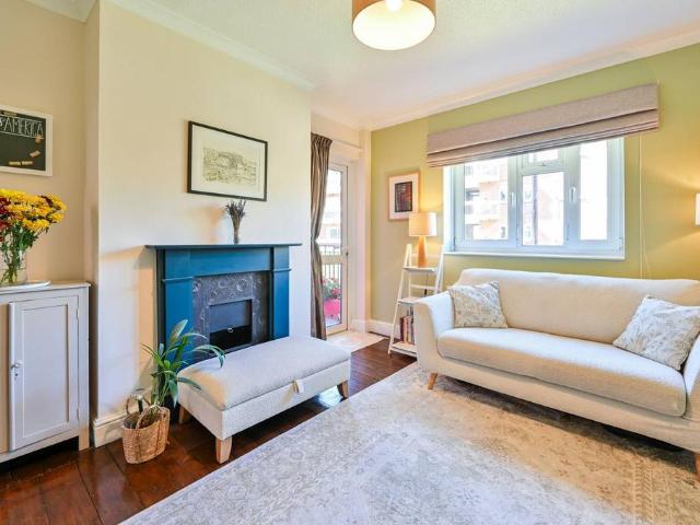 Flat for sale in Elephant and Castle, Greater London