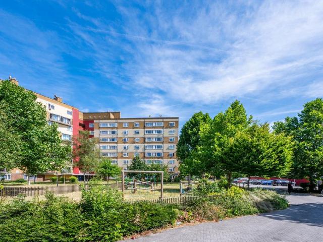 Flat for sale in Queen's Park, Greater London