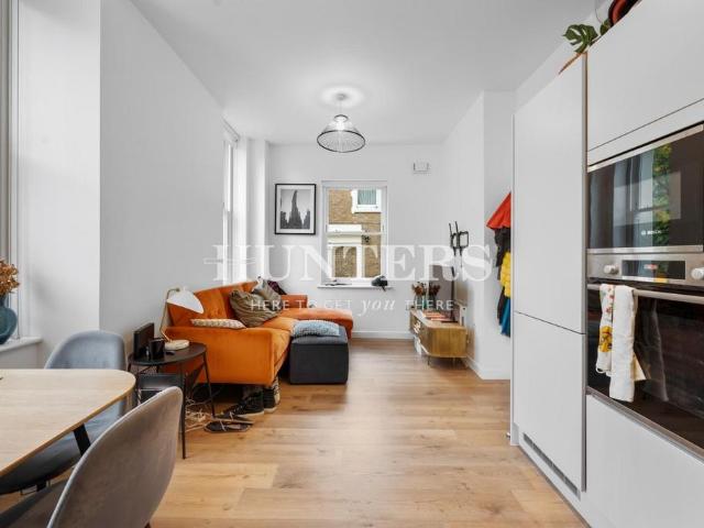 Flat for sale in Queen's Park, Greater London
