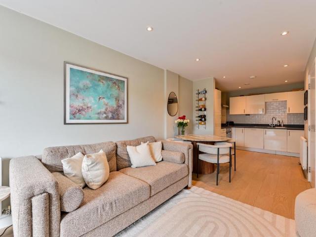 Flat for sale in Stockwell, Greater London