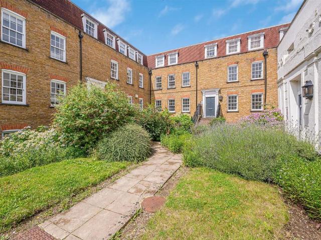Flat for sale in Stroud Green, Greater London
