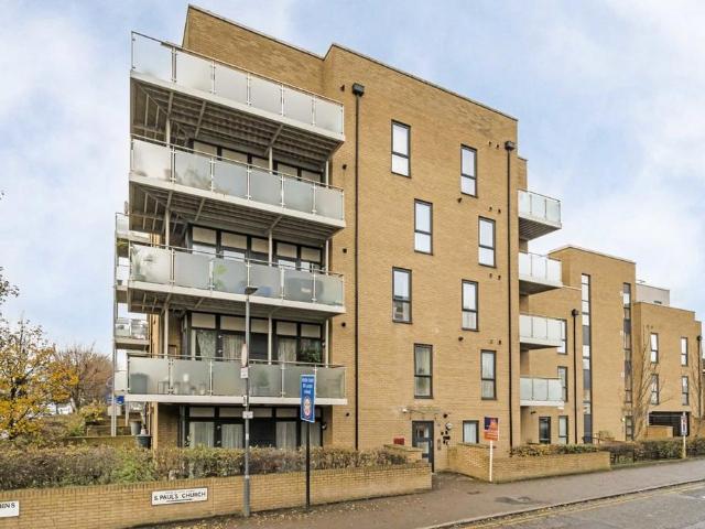 Flat for sale in Lane, Greater London