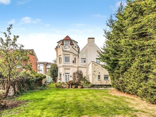 Flat for sale in Surbiton, Greater London