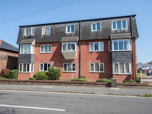 Flat for sale in Fleet, Hart