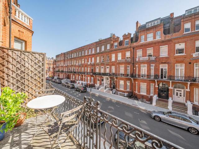 Flat for sale in South Kensington, Greater London
