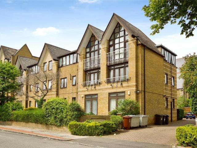 Flat for sale in North Finchley, Greater London