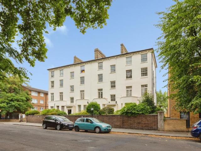 Flat for sale in Stockwell, Greater London