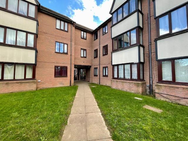 Flat for sale in Spring Park, Luton