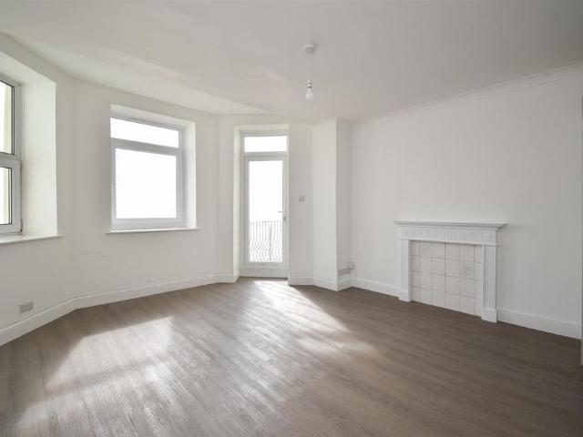 Flat for sale in Bohemia, Guestling Green
