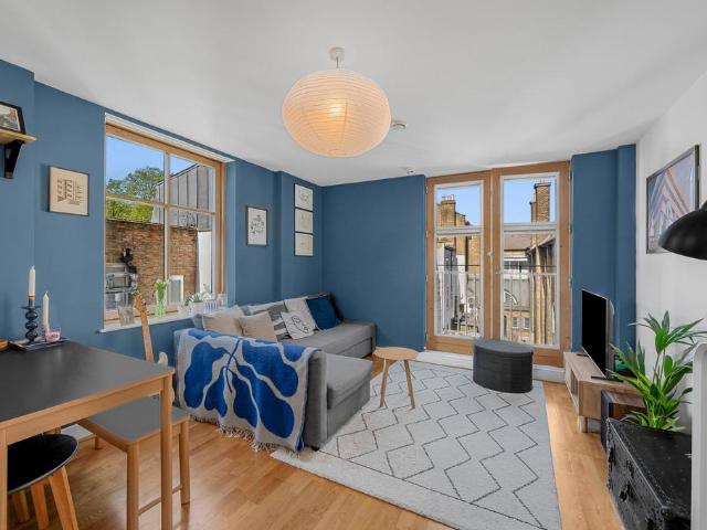 Flat for sale in Highbury, Greater London